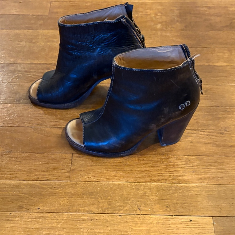 Bedstu Black Leather Peep-Toe Ankle Boots